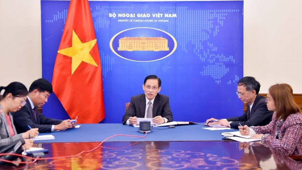 Foreign Minister Le Hoai Trung holds phone talks with Malaysian Foreign Minister