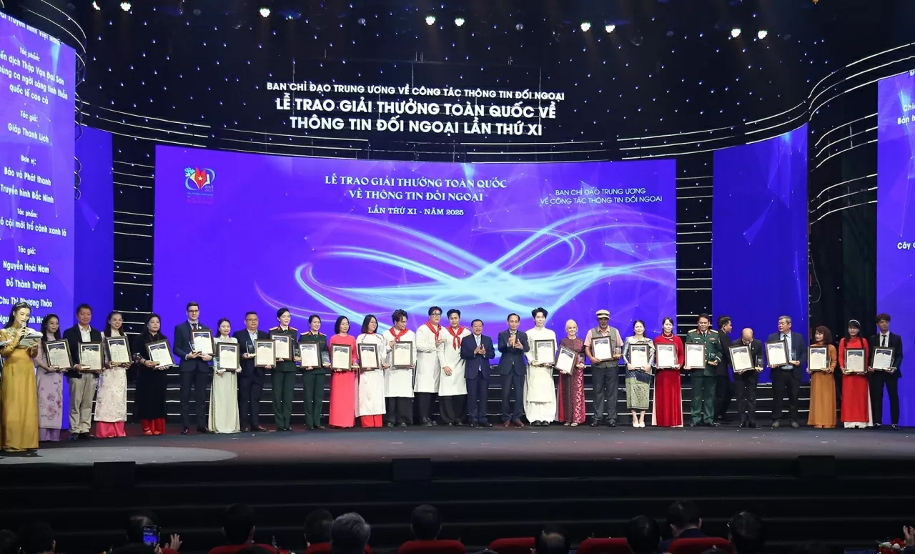 Bí thư Trung ương Đảng, Bộ trưởng Ngoại giao Lê Hoài Trung và Phó Trưởng ban Thường trực Ban Tuyên giáo và Dân vận Trung ương Lại Xuân Môn 