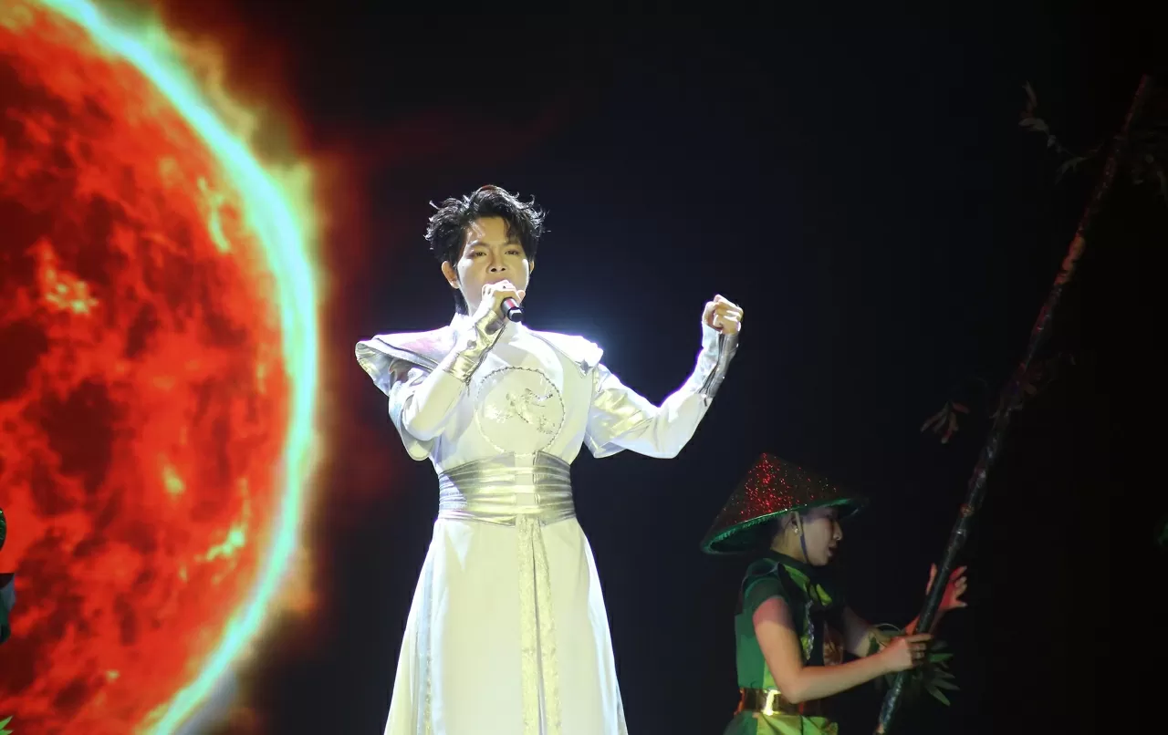 Ca sĩ Đức Phúc biểu diễn ca khúc Phù Đổng Thiên Vương tại  buổi Lễ trao giải. (Ảnh: Thành Long)