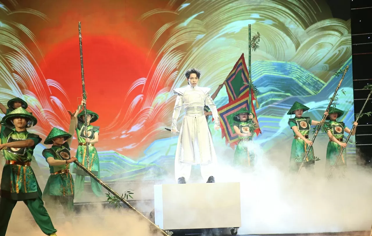 Ca sĩ Đức Phúc biểu diễn ca khúc Phù Đổng Thiên Vương tại  buổi Lễ trao giải. (Ảnh: Thành Long)