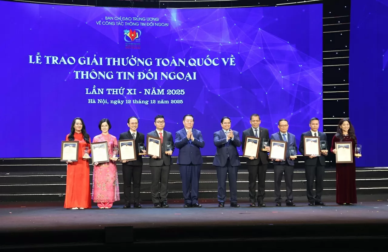 Thủ tướng Chính phủ Phạm Minh Chính và Chủ nhiệm Tổng cục Chính trị Quân đội nhân dân Việt Nam Nguyễn Trọng Nghĩa trao giải cho 8 tác giả và nhóm tác giả đạt giải Nhất về Thông tin Đối ngoại XI. (Ảnh: Thành Long)