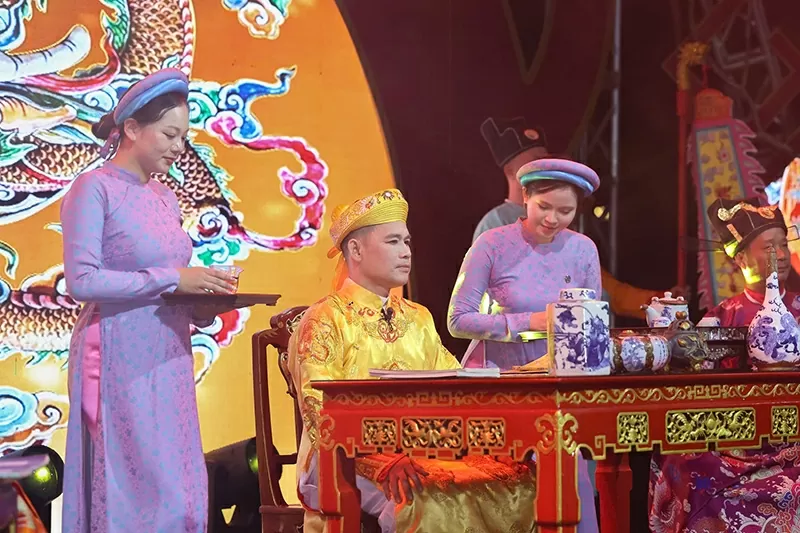 Các Trà nương Đôi Dép dâng trà trong nghi thức Ngự trà Hoàng cung Các Trà nương Đôi Dép dâng trà trong nghi thức Ngự trà Hoàng cung