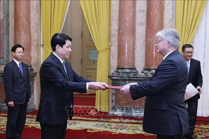 Chủ tịch nước Lương Cường tiếp đại sứ các nước trình Quốc thư