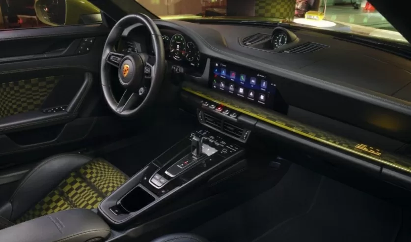 Khoang cabin của 911 Spirit 70 được nâng cấp hiện đại với bảng đồng hồ kỹ thuật số 12,6 inch. Khoang cabin của 911 Spirit 70 được nâng cấp hiện đại với bảng đồng hồ kỹ thuật số 12,6 inch.
