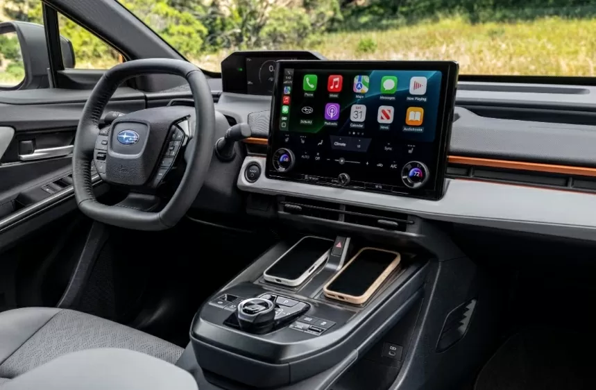 Bên trong, khoang lái được thiết kế tối giản, dễ sử dụng. Bên trong, khoang lái được thiết kế tối giản, dễ sử dụng.