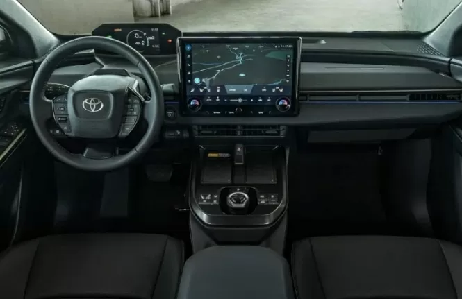 Bên trong khoang cabin, bZ4X nổi bật với các trang bị tiện nghi hiện đại. 