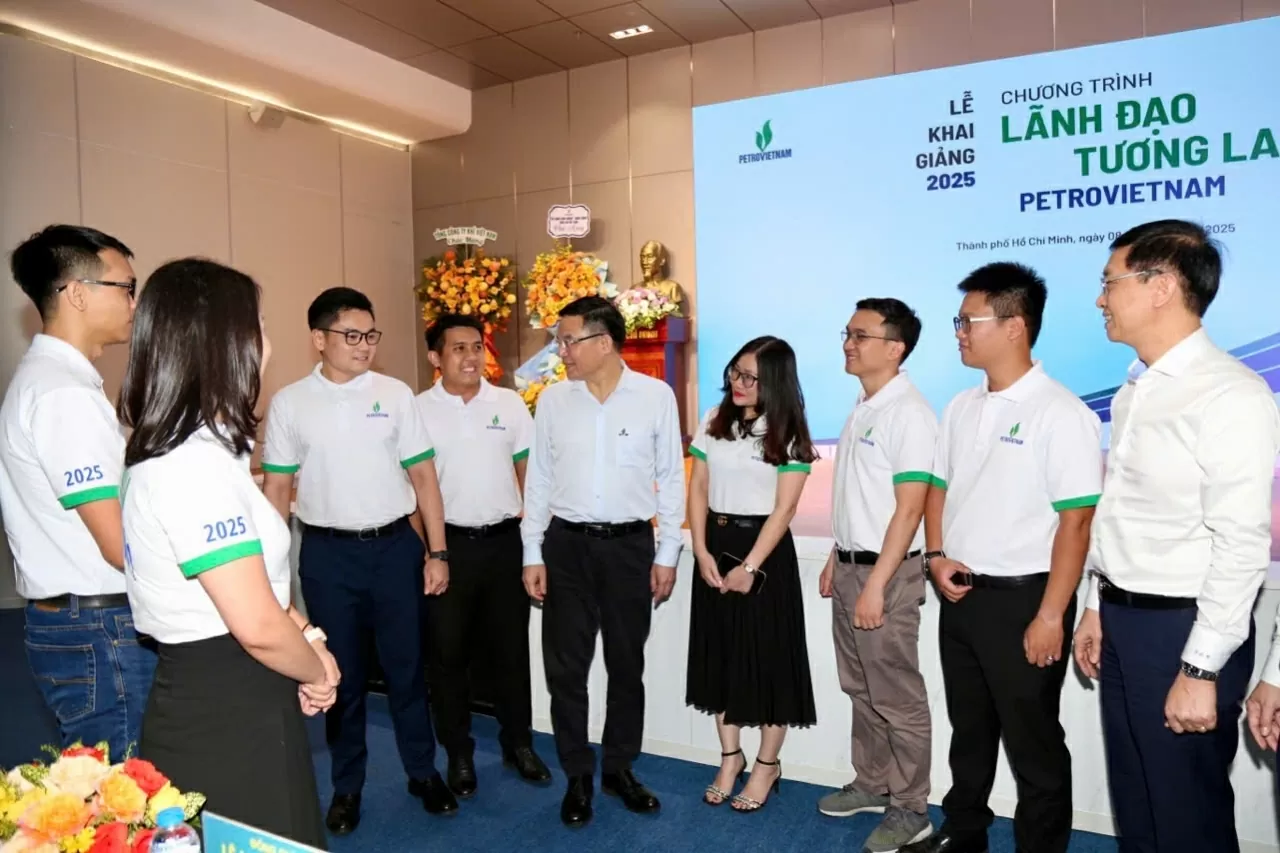 Đồng chí Lê Mạnh Hùng - Bí thư Đảng ủy, Chủ tịch HĐTV Petrovietnam và đồng chí Trần Quang Dũng - Phó Bí thư Thường trực Đảng ủy Petrovietnam trò chuyện cùng các học viên trong Lễ khai giảng Chương trình “Lãnh đạo tương lai Petrovietnam” năm 2025.