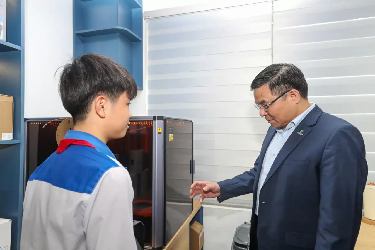 Đồng chí Lê Mạnh Hùng - Bí thư Đảng ủy, Chủ tịch HĐTV Petrovietnam trò chuyện với học sinh Trường THCS Lê Quý Đôn, tỉnh Tuyên Quang, trong chương trình trao tặng phòng STEM Innovation Petrovietnam