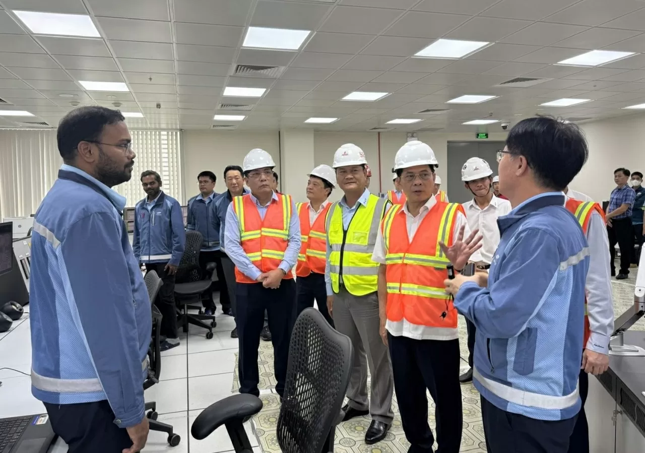 Phó Thủ tướng Bùi Thanh Sơn trao đổi cùng các thành viên của Liên danh tổng thầu EPC (Samsung C&T và Lilama) tai Dự án Nhà máy điện Nhơn Trạch 3 và 4