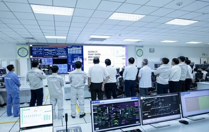 Lãnh đạo Petrovietnam nghe giới thiệu về quy trình vận hành nhà máy thông minh – Nhà máy Đạm Cà Mau. Lãnh đạo Petrovietnam nghe giới thiệu về quy trình vận hành nhà máy thông minh – Nhà máy Đạm Cà Mau.