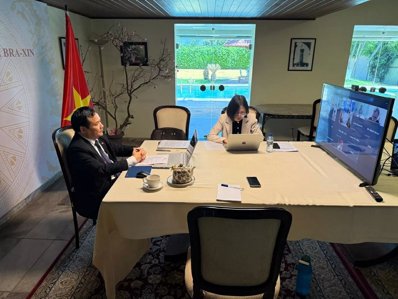 Đại sứ làm việc với Giám đốc Phòng Thương mại Brazil – Việt Nam Victor Key và các ban bè Brazil về biện pháp nhằm ủng hộ lũ lụt tại miền Trung Việt Nam. (Nguồn: ĐSQ) Đại sứ làm việc với Giám đốc Phòng Thương mại Brazil – Việt Nam Victor Key và các ban bè Brazil về biện pháp nhằm ủng hộ lũ lụt tại miền Trung Việt Nam. (Nguồn: ĐSQ)