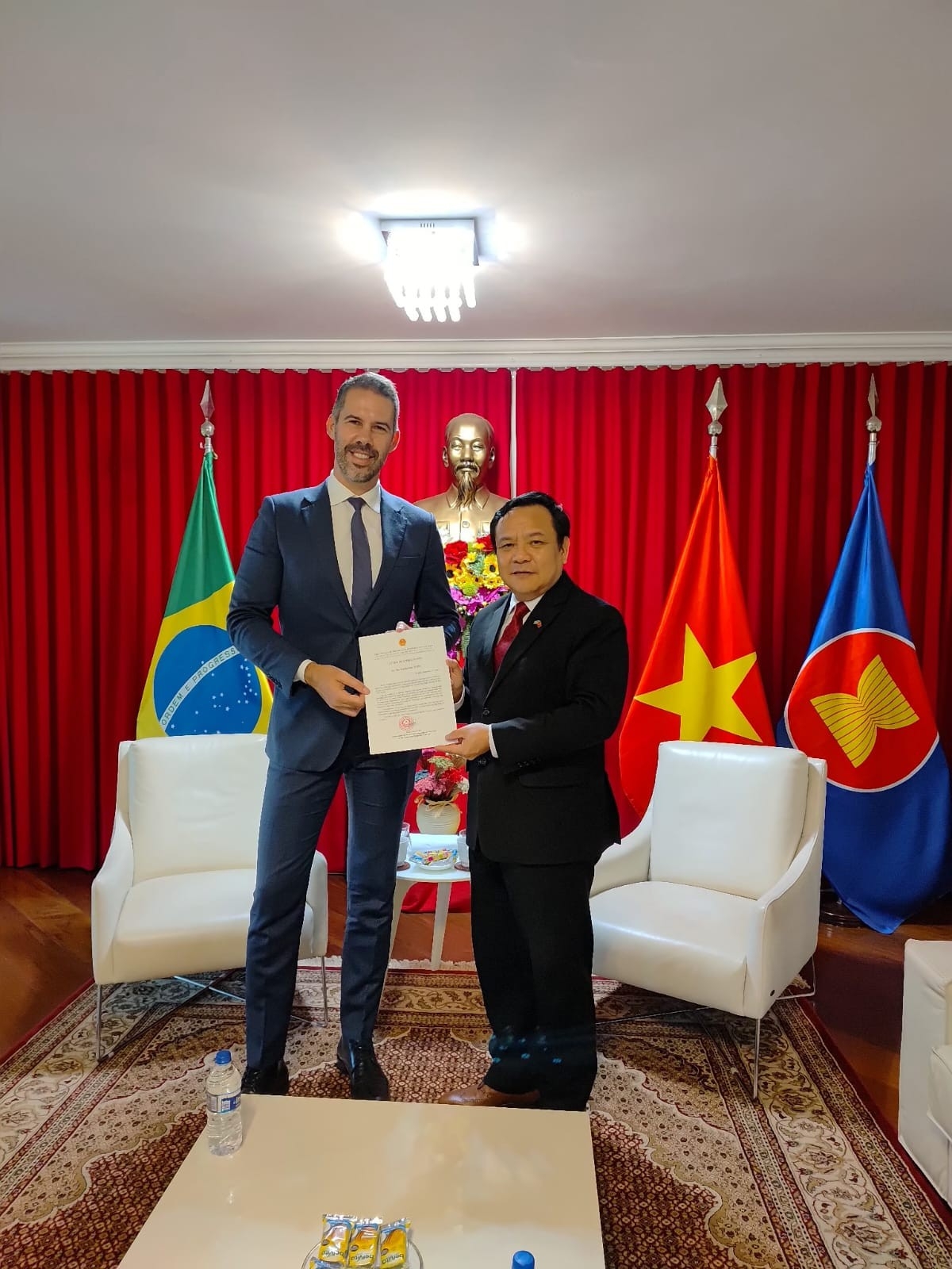 Bạn bè và đối tác Brazil triển khai hỗ trợ nhân đạo khẩn cấp cho miền Trung Việt Nam Bạn bè và đối tác Brazil triển khai hỗ trợ nhân đạo khẩn cấp cho miền Trung Việt Nam