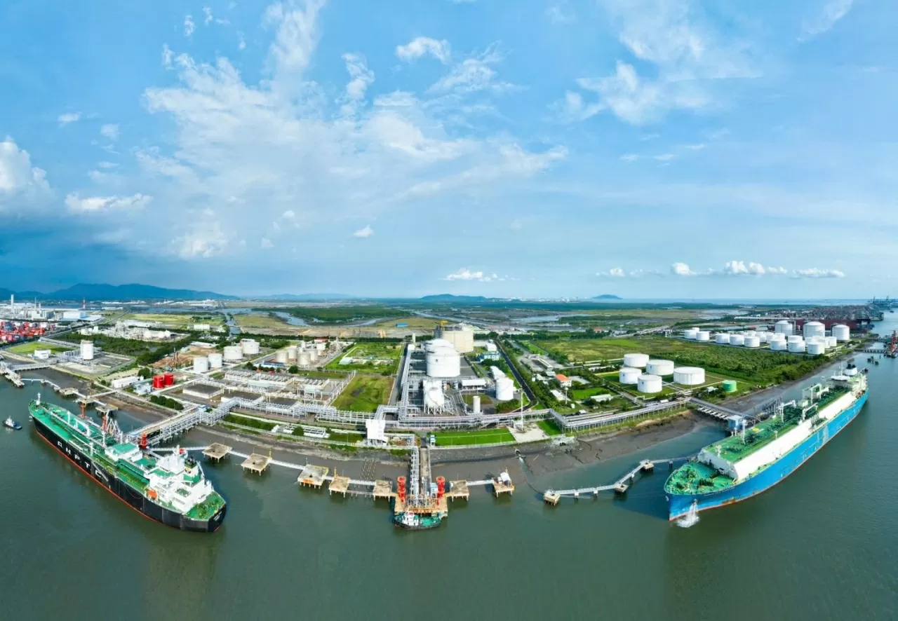 Tổ hợp kho cảng PV GAS VUNG TAU rộng lớn với diện tích hơn 40ha, có khả năng đón nhận những Hành trình 50 năm 'đi tìm lửa' và tầm nhìn mới của Petrovietnam