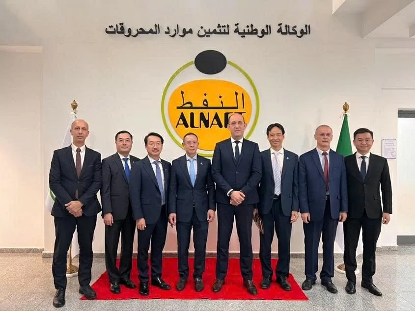 Lãnh đạo hai bên tặng quà và chụp ảnh lưu niệm.