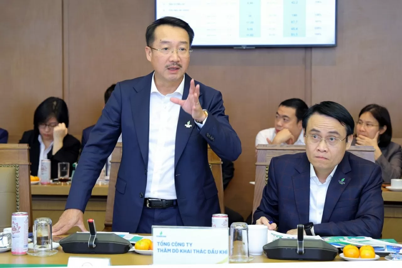 Tổng Giám đốc PVEP Nguyễn Thiện Bảo trao đổi tại cuộc họp. Tổng Giám đốc PVEP Nguyễn Thiện Bảo trao đổi tại cuộc họp.