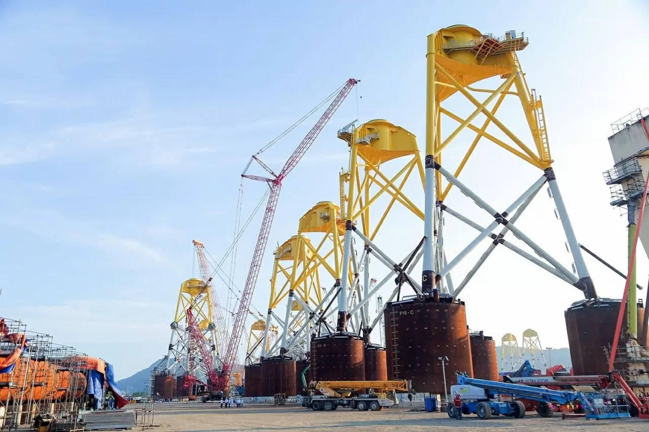 Công trường thi công chân đế điện gió ngoài khơi của Petrovietnam tại Vũng Tàu - TP Hồ Chí Minh Công trường thi công chân đế điện gió ngoài khơi của Petrovietnam tại Vũng Tàu - TP Hồ Chí Minh