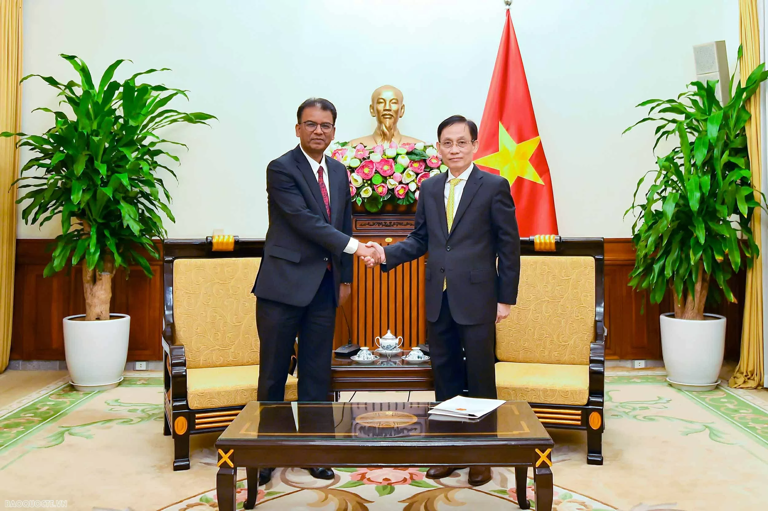 Bộ trưởng Ngoại giao Lê Hoài Trung tiếp Đại sứ Nepal Bộ trưởng Ngoại giao Lê Hoài Trung tiếp Đại sứ Nepal Dhan Bahadur Oli