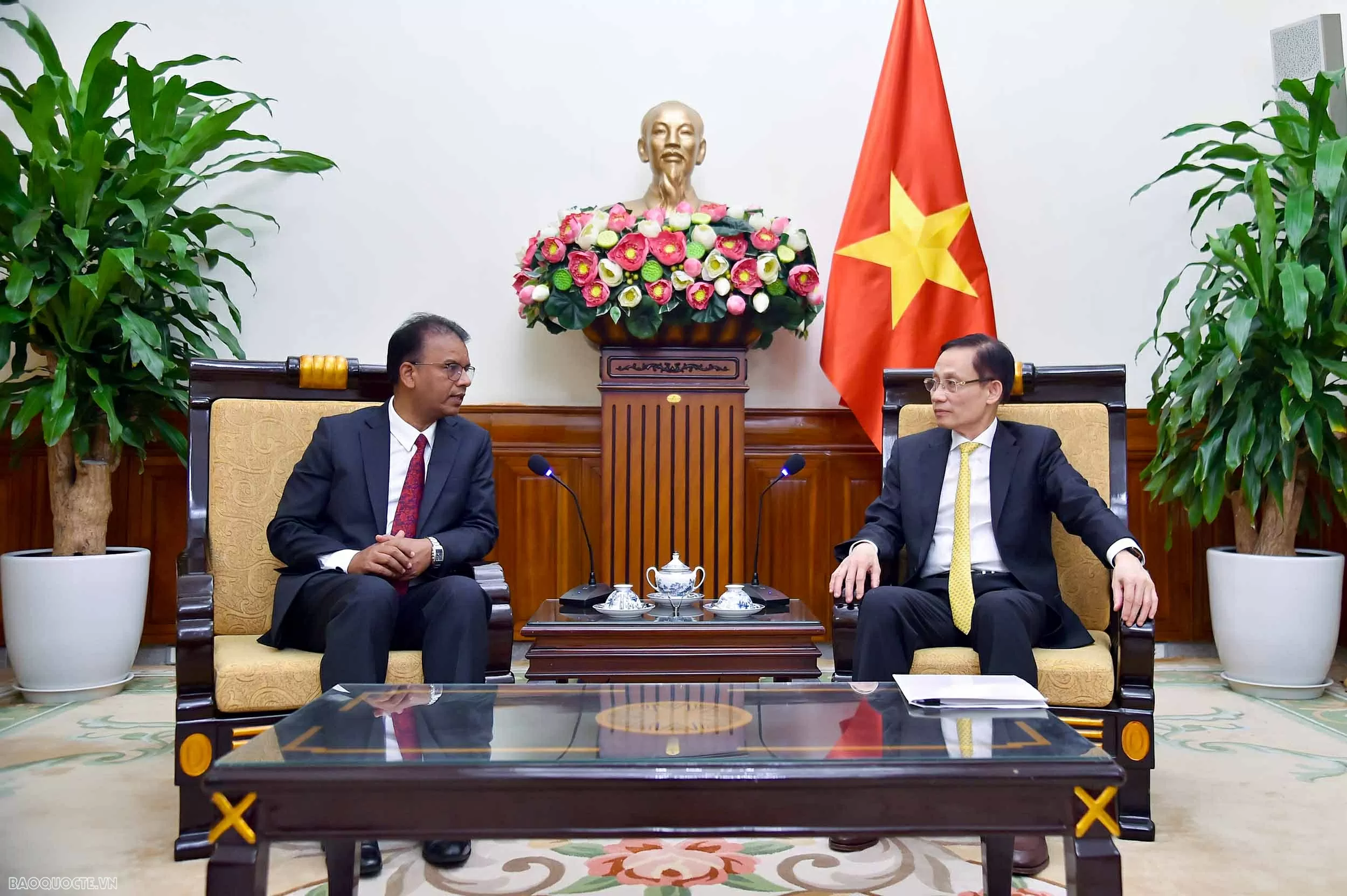 Bộ trưởng Ngoại giao Lê Hoài Trung tiếp Đại sứ Nepal Dhan Bahadur Oli