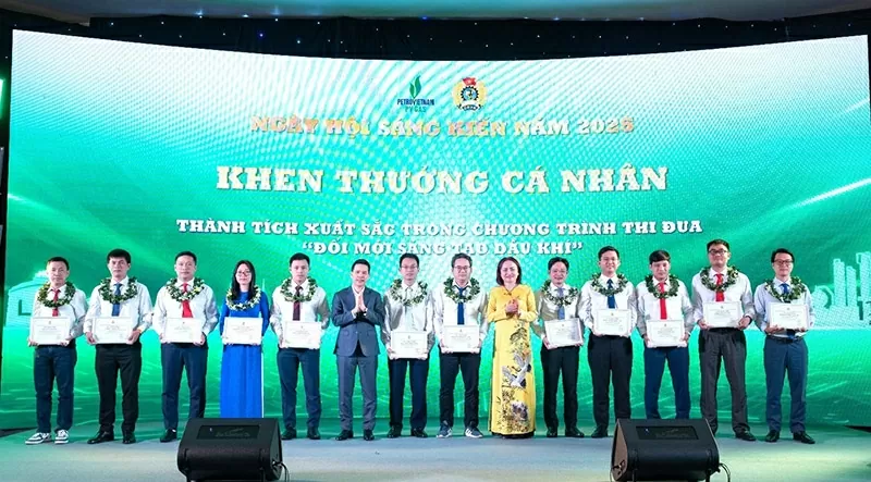 Khen thưởng các cá nhân tiêu biểu xuất sắc trong Chương trình thi đua “Đổi mới sáng tạo Dầu khí” năm 2024.
