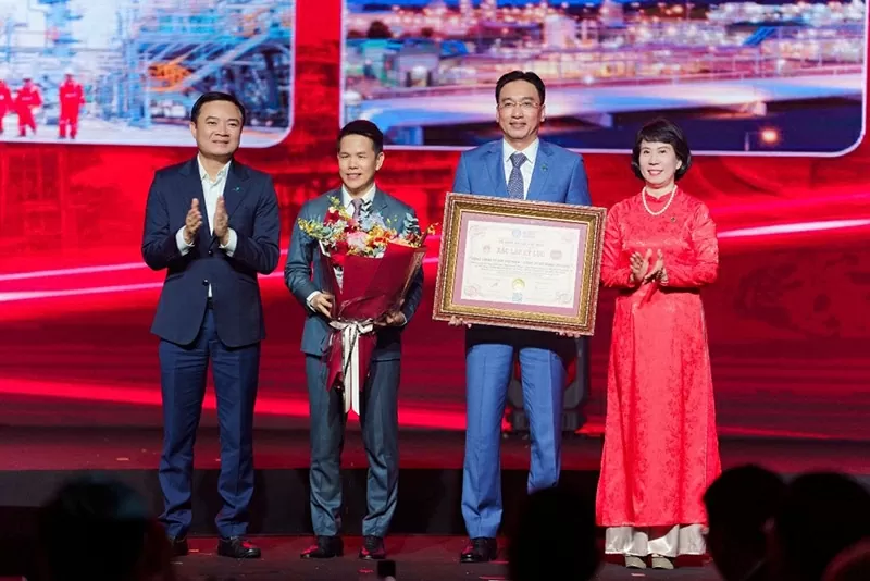 Tiến sĩ Nguyễn Hoàng Anh – Phó Chủ tịch VietKings, Tổng thư ký Liên minh Kỷ lục Thế giới (WorldKings) đại diện trao tặng bằng Kỷ lục Việt Nam đến ông Nguyễn Thanh Bình - Chủ tịch HĐQT PV GAS và ông Phạm Văn Phong - Tổng Giám đốc PV GAS. Ông Lê Ngọc Sơn - Tổng Giám đốc Petrovietnam đại diện tặng hoa chúc mừng PV GAS.