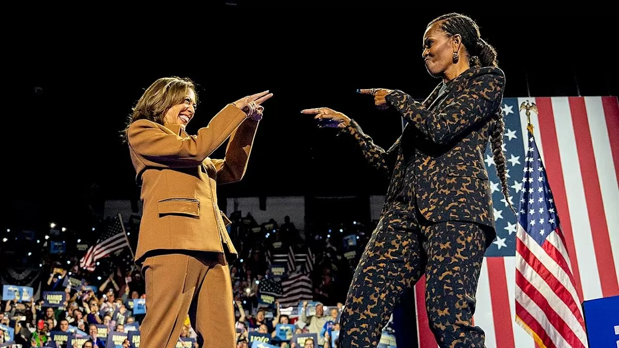 Ứng cử viên tổng thống của đảng Dân chủ lúc bấy giờ, Phó Tổng thống Kamala Harris, chào đón cựu Đệ nhất phu nhân Michelle Obama trong một cuộc mít tinh tranh cử tại Trung tâm Sự kiện Wings ở Kalamazoo, Michigan, vào ngày 26/10/2024. (Nguồn: Fox News) Ứng cử viên tổng thống của đảng Dân chủ lúc bấy giờ, Phó Tổng thống Kamala Harris, chào đón cựu Đệ nhất phu nhân Michelle Obama trong một cuộc mít tinh tranh cử tại Trung tâm Sự kiện Wings ở Kalamazoo, Michigan, vào ngày 26/10/2024. (Nguồn: Fox News)