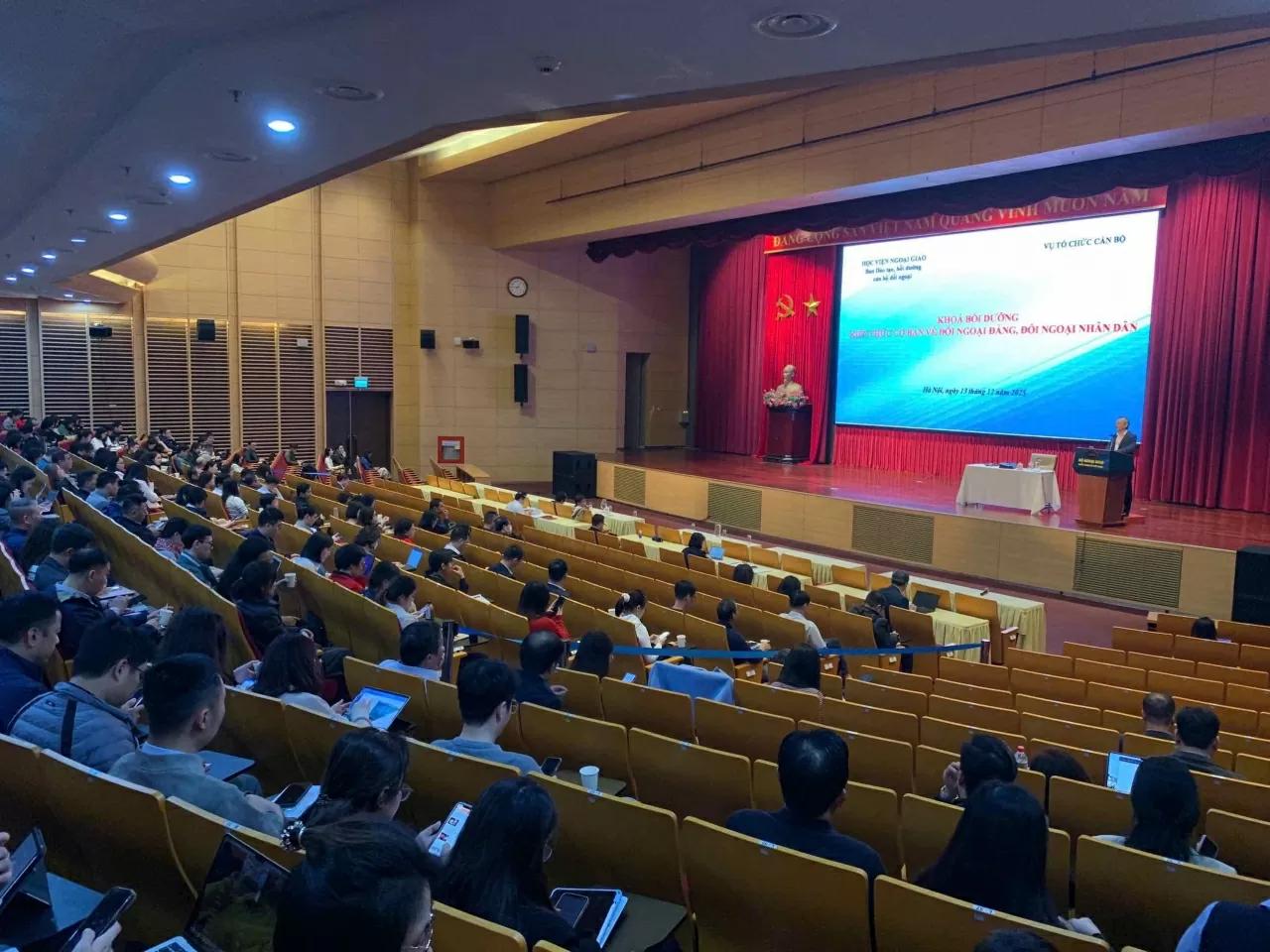 Tin về Khóa bồi dưỡng kiến thức về đối ngoại đảng, đối ngoại nhân dân dành cho công chức, viên chức của Bộ Ngoại giao năm 2025