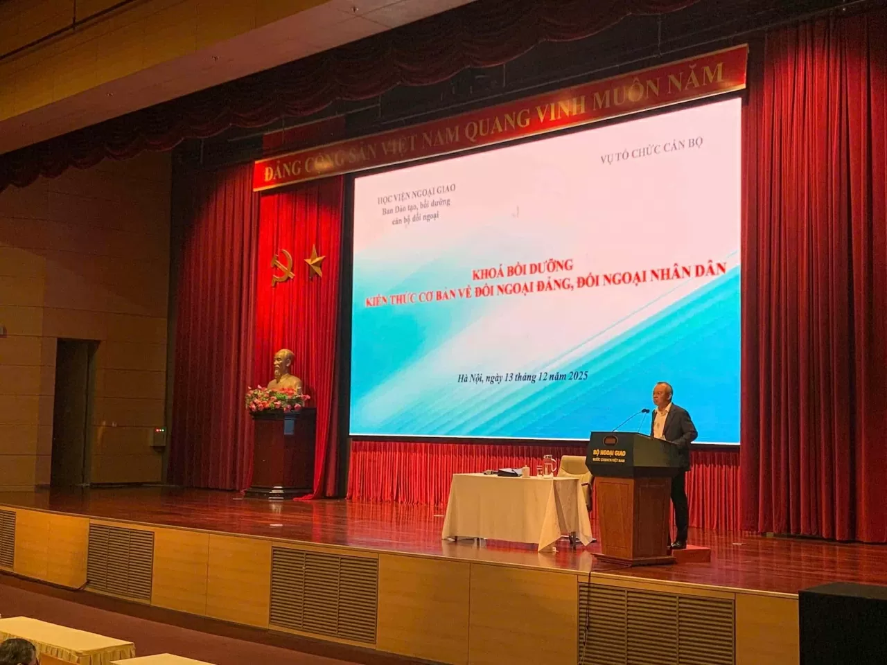 Tin về Khóa bồi dưỡng kiến thức về đối ngoại đảng, đối ngoại nhân dân dành cho công chức, viên chức của Bộ Ngoại giao năm 2025 Tin về Khóa bồi dưỡng kiến thức về đối ngoại đảng, đối ngoại nhân dân dành cho công chức, viên chức của Bộ Ngoại giao năm 2025