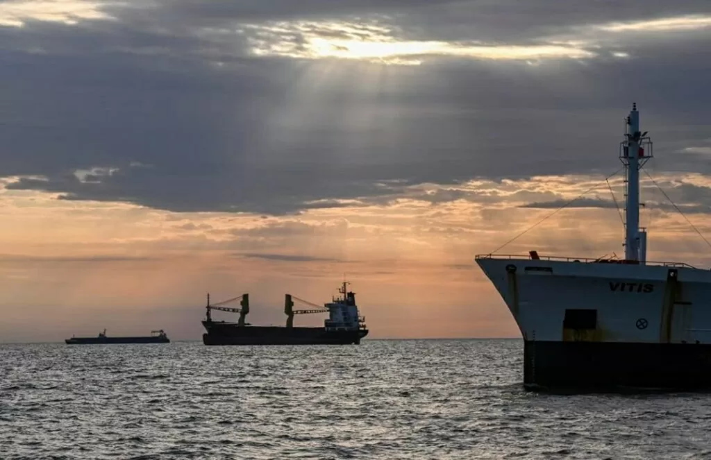 Tàu neo đậu trên biển Đen