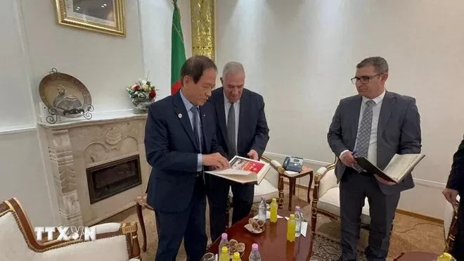 Ôn cố tri ân những câu chuyện về Đại tướng Võ Nguyên Giáp, bện chặt tình hữu nghị đoàn kết Việt Nam-Algeria Ôn cố tri ân những câu chuyện về Đại tướng Võ Nguyên Giáp, bện chặt tình hữu nghị đoàn kết Việt Nam-Algeria