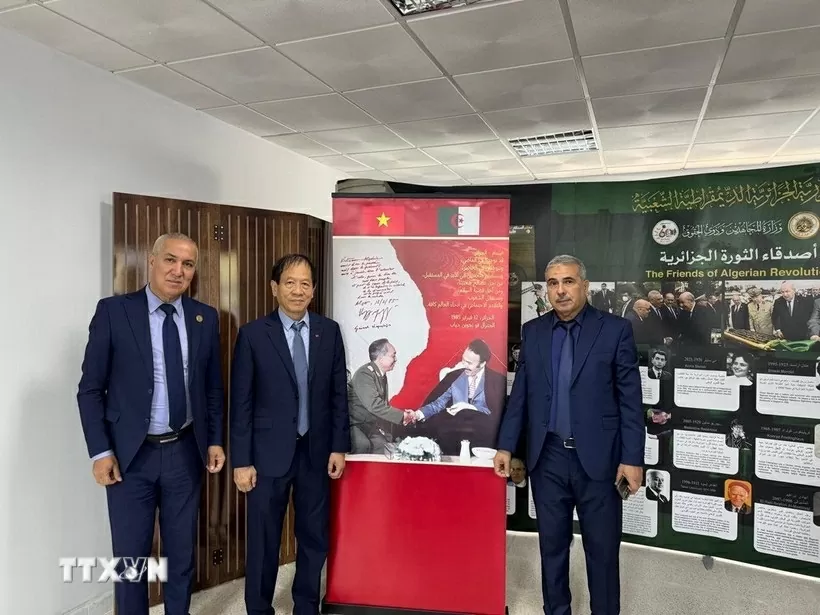 Ôn cố tri ân những câu chuyện về Đại tướng Võ Nguyên Giáp, bện chặt tình hữu nghị đoàn kết Việt Nam-Algeria Ôn cố tri ân những câu chuyện về Đại tướng Võ Nguyên Giáp, bện chặt tình hữu nghị đoàn kết Việt Nam-Algeria