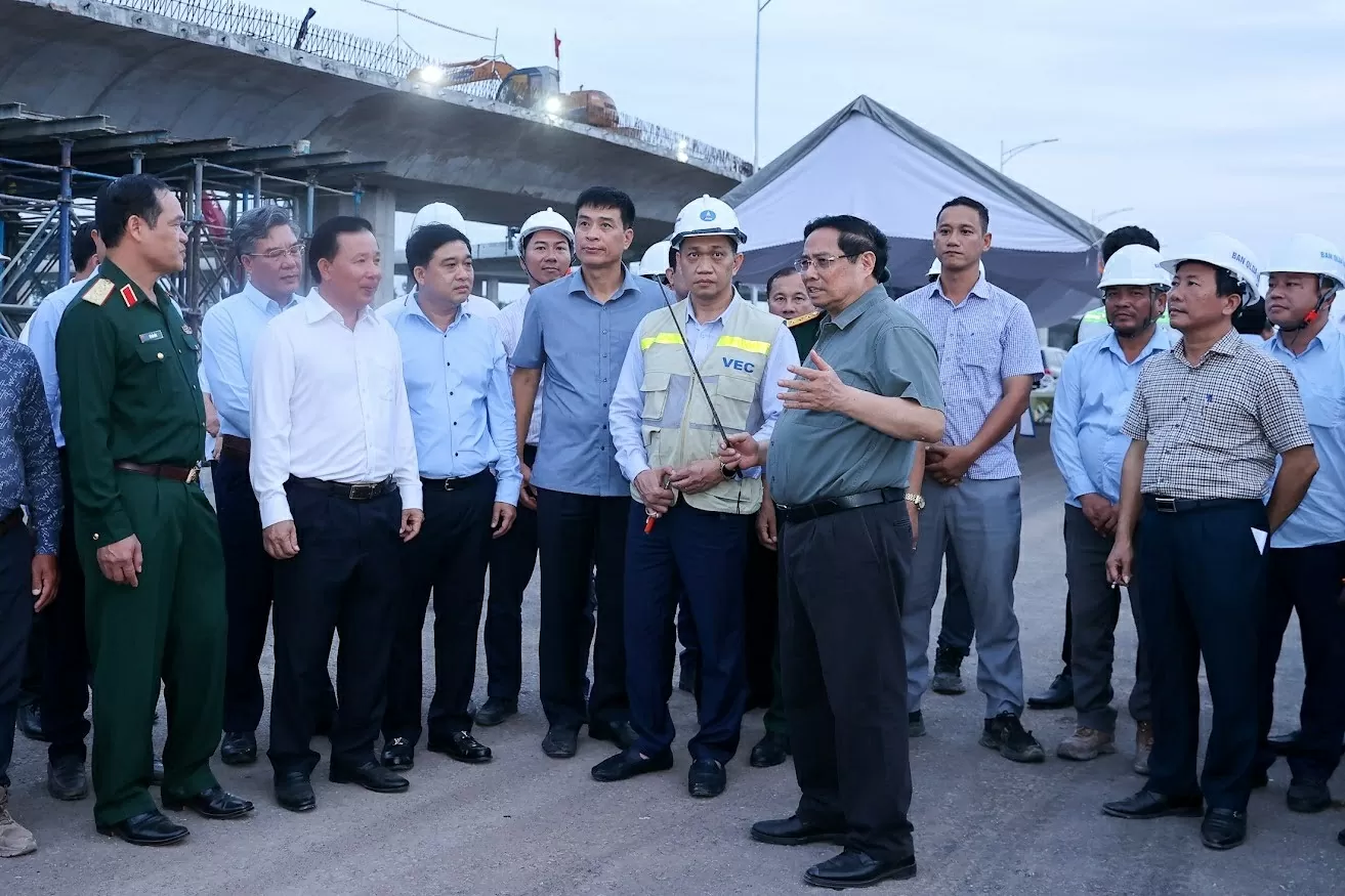 Thủ tướng Phạm Minh Chính kiểm tra đường lăn, bãi đỗ tàu bay Dự án cảng hàng không quốc tế Long Thành. (Ảnh: Dương Giang/TTXVN)