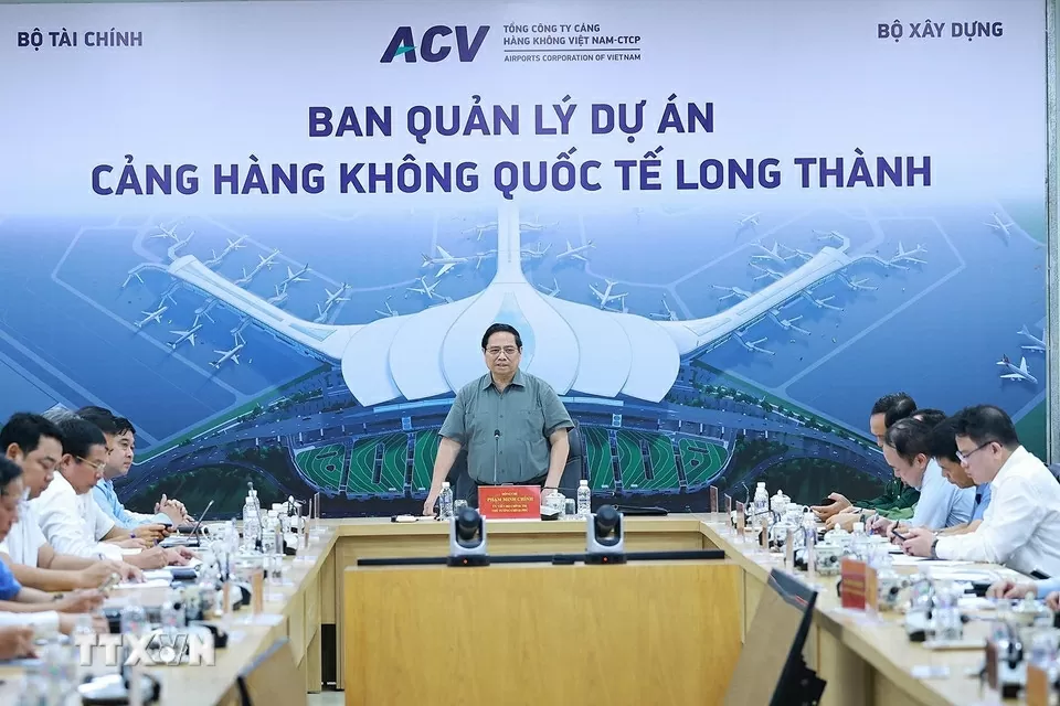 Thủ tướng Phạm Minh Chính làm việc với các nhà thầu, đơn vị thi công Dự án cảng hàng không quốc tế Long Thành. (Ảnh: Dương Giang/TTXVN)