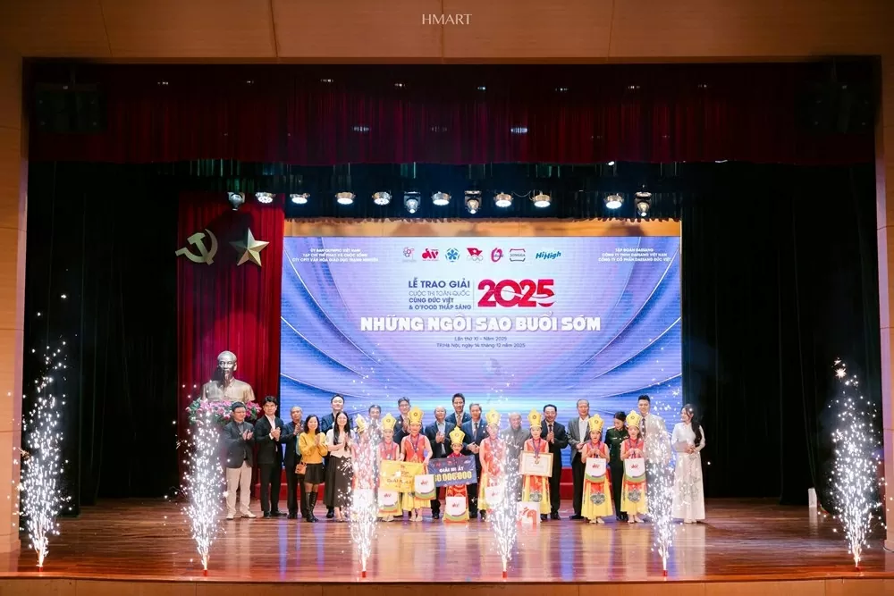 Ban tổ chức trao giải thưởng cho những đội thi xuất sắc. Ban tổ chức trao giải thưởng cho những đội thi xuất sắc.