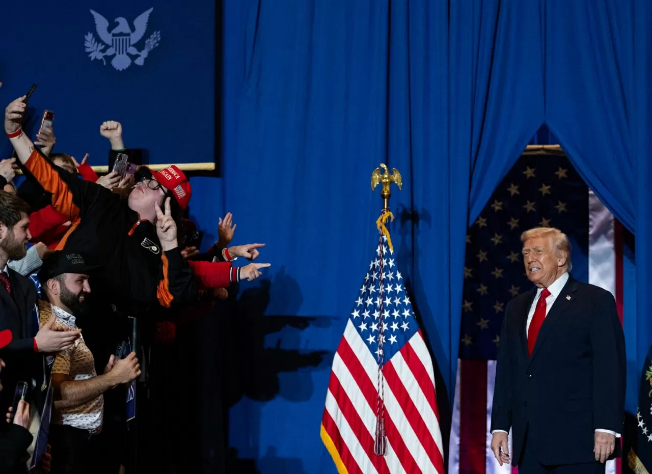Tổng thống Donald Trump tới Khu nghỉ dưỡng – Sòng bạc Mount Airy để phát biểu. Trong tuần này, ông Trump gia tăng sức ép đối với Tổng thống Venezuela Nicolás Maduro, mở rộng các biện pháp trừng phạt và đưa ra những đe dọa mới về khả năng tấn công các mục tiêu trên bộ tại Venezuela, trong bối cảnh nhà lãnh đạo Nam Mỹ cáo buộc Tổng thống Mỹ đã mở ra một “kỷ nguyên mới của hành vi cướp biển hải quân mang tính tội phạm” tại vùng Caribe. (Nguồn: The Guardian) Tổng thống Donald Trump tới Khu nghỉ dưỡng – Sòng bạc Mount Airy để phát biểu. Trong tuần này, ông Trump gia tăng sức ép đối với Tổng thống Venezuela Nicolás Maduro, mở rộng các biện pháp trừng phạt và đưa ra những đe dọa mới về khả năng tấn công các mục tiêu trên bộ tại Venezuela, trong bối cảnh nhà lãnh đạo Nam Mỹ cáo buộc Tổng thống Mỹ đã mở ra một “kỷ nguyên mới của hành vi cướp biển hải quân mang tính tội phạm” tại vùng Caribe. (Nguồn: The Guardian)