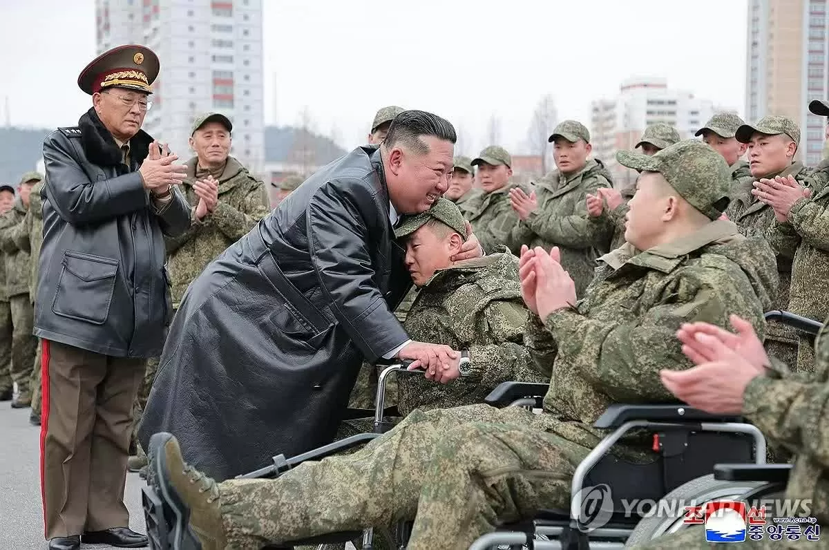 Nhà lãnh đạo Triều Tiên Kim Jong-un tham dự lễ đón các binh sĩ, kỹ sư quân sự Triều Tiên trở về sau khi được triển khai tới khu vực Kursk của Nga để rà phá bom mìn trong bối cảnh căng thẳng Nga-Ukraine. (Nguồn: KCNA) Nhà lãnh đạo Triều Tiên Kim Jong-un tham dự lễ đón các binh sĩ, kỹ sư quân sự Triều Tiên trở về sau khi được triển khai tới khu vực Kursk của Nga để rà phá bom mìn trong bối cảnh căng thẳng Nga-Ukraine. (Nguồn: KCNA)