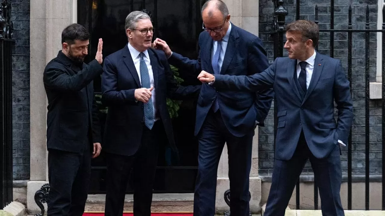 Tổng thống Ukraine Volodymyr Zelensky gặp Thủ tướng Anh Keir Starmer, Tổng thống Pháp Emmanuel Macron và Thủ tướng Đức Friedrich Merz bên ngoài số 10 phố Downing, ngày 8/12. (Nguồn: The Australian) Tổng thống Ukraine Volodymyr Zelensky gặp Thủ tướng Anh Keir Starmer, Tổng thống Pháp Emmanuel Macron và Thủ tướng Đức Friedrich Merz bên ngoài số 10 phố Downing, ngày 8/12. (Nguồn: The Australian)