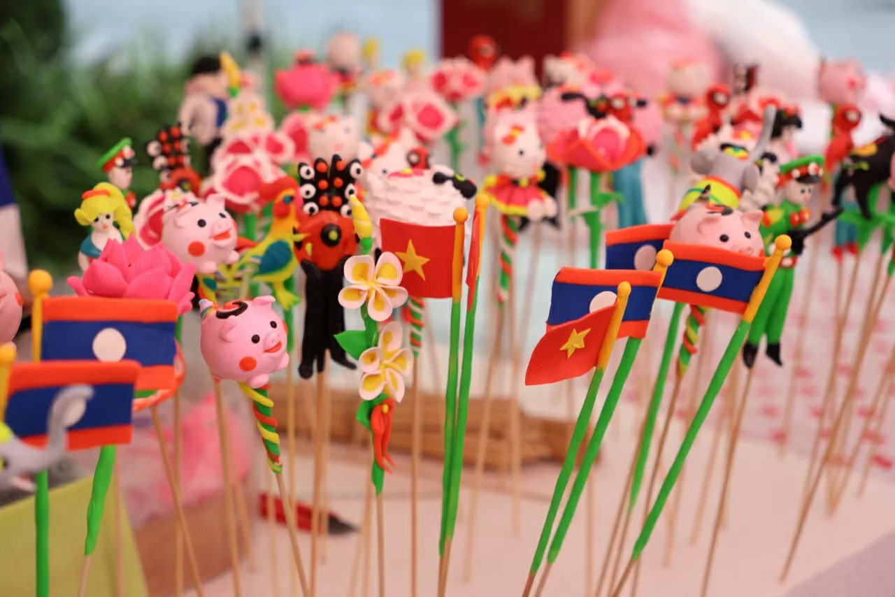Thế hệ trẻ góp phần vun đắp quan hệ hữu nghị vĩ đại, đoàn kết đặc biệt Việt Nam-Lào Thế hệ trẻ góp phần vun đắp quan hệ hữu nghị vĩ đại, đoàn kết đặc biệt Việt Nam-Lào