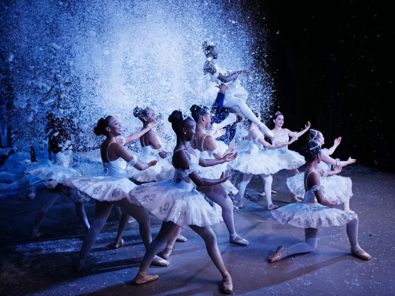 Các thành viên của Dance Centre Kenya biểu diễn trong vở ba lê thường niên kỷ niệm 10 năm thành lập mang tên The Nutcracker tại Nhà hát Quốc gia Kenya ở Nairobi. Dance Centre Kenya là một trong những cơ sở đào tạo nghệ thuật biểu diễn hàng đầu Đông Phi, mỗi năm huấn luyện hàng trăm học viên và tạo cơ hội để các vũ công trẻ tài năng đến từ nhiều hoàn cảnh kinh tế – xã hội khác nhau được tham gia biểu diễn trong các tác phẩm lớn. (Nguồn: The Guardian) Các thành viên của Dance Centre Kenya biểu diễn trong vở ba lê thường niên kỷ niệm 10 năm thành lập mang tên The Nutcracker tại Nhà hát Quốc gia Kenya ở Nairobi. Dance Centre Kenya là một trong những cơ sở đào tạo nghệ thuật biểu diễn hàng đầu Đông Phi, mỗi năm huấn luyện hàng trăm học viên và tạo cơ hội để các vũ công trẻ tài năng đến từ nhiều hoàn cảnh kinh tế – xã hội khác nhau được tham gia biểu diễn trong các tác phẩm lớn. (Nguồn: The Guardian)