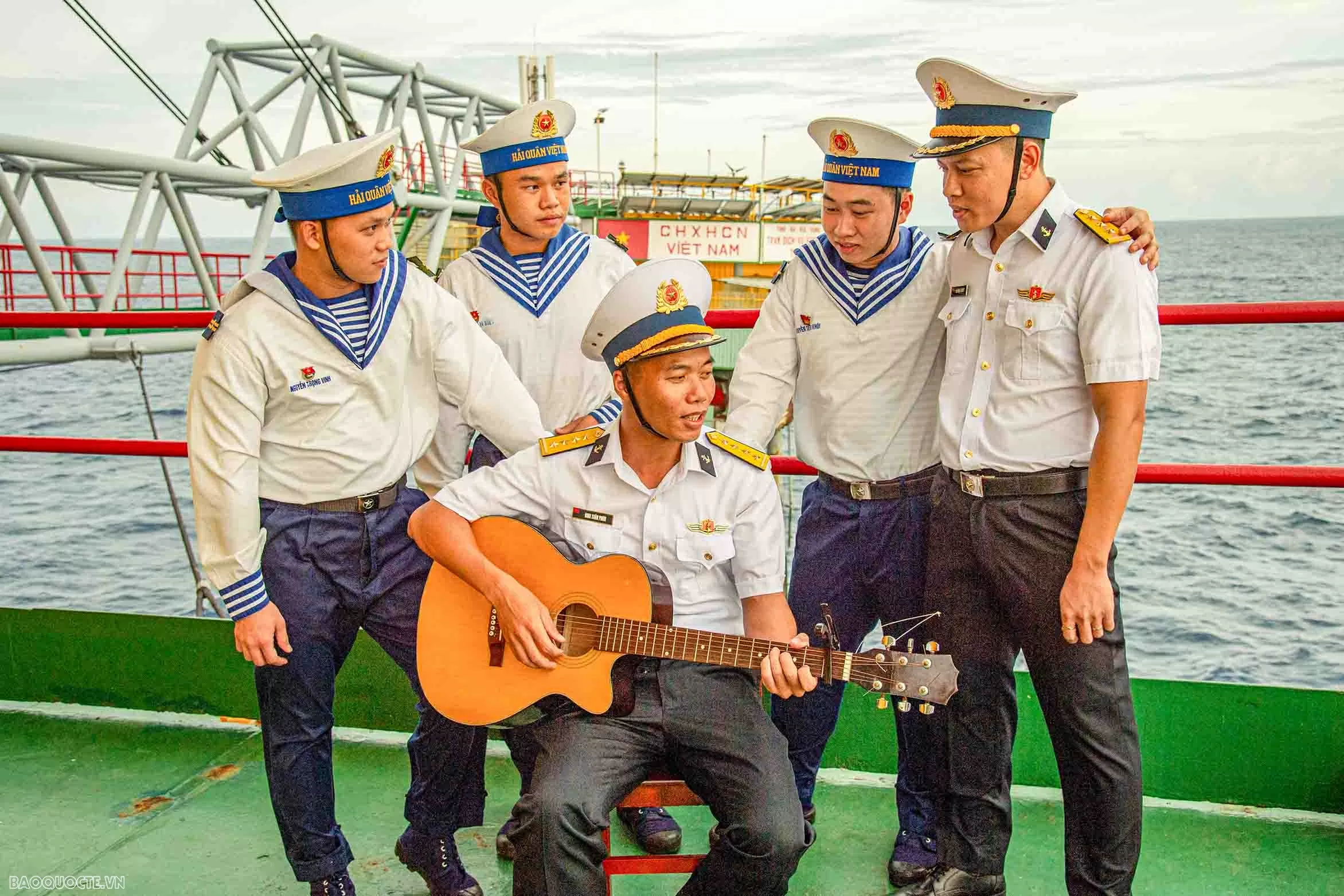 Điều trân quý từ Nhà giàn DK1 nơi đầu sóng, ngọn gió Điều trân quý từ Nhà giàn DK1 nơi đầu sóng, ngọn gió