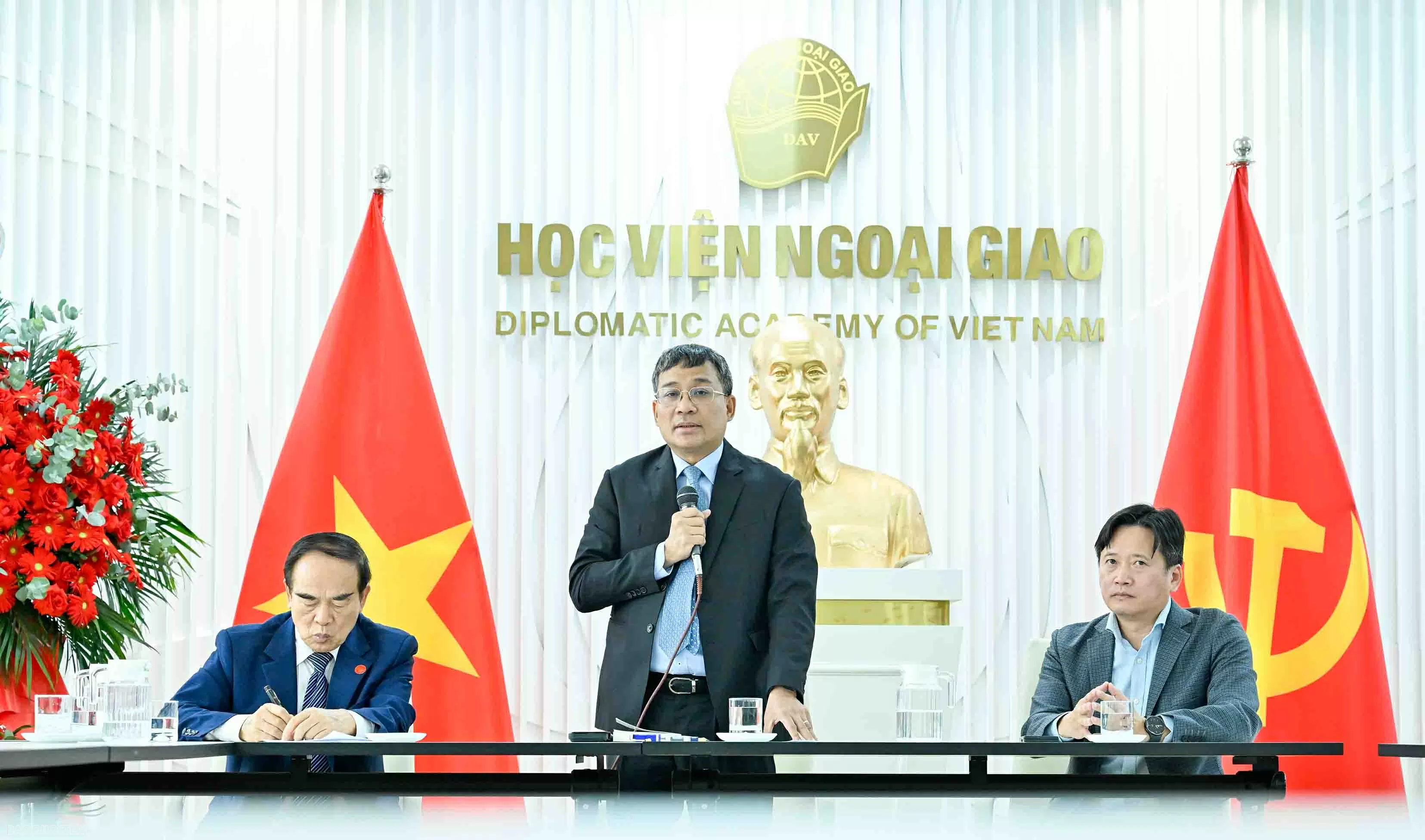 Chuyện đi sứ thời hội nhập