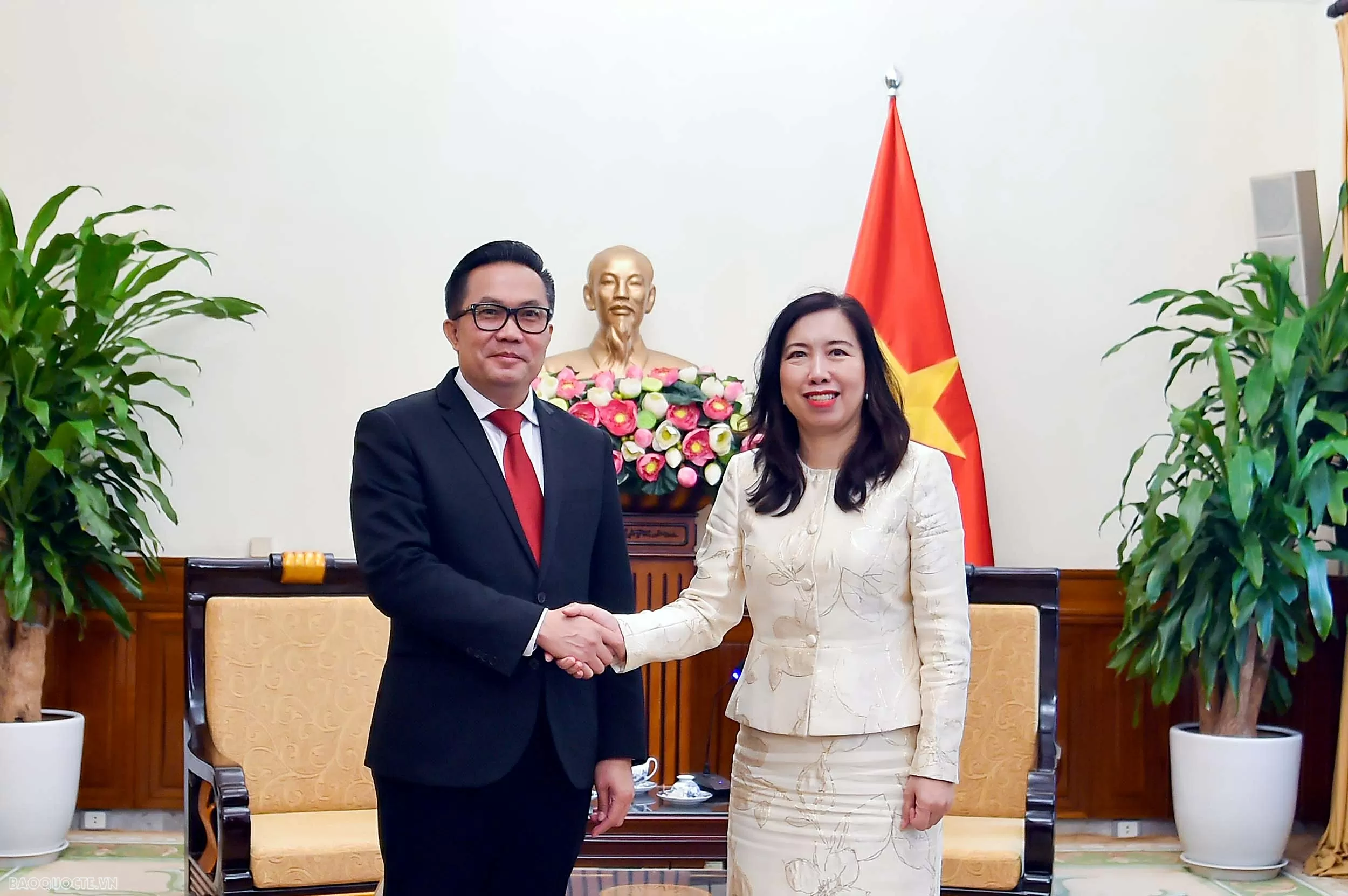 Thứ trưởng Ngoại giao Lê Thị Thu Hằng tiếp đoàn Vụ Báo chí, Bộ Ngoại giao Lào