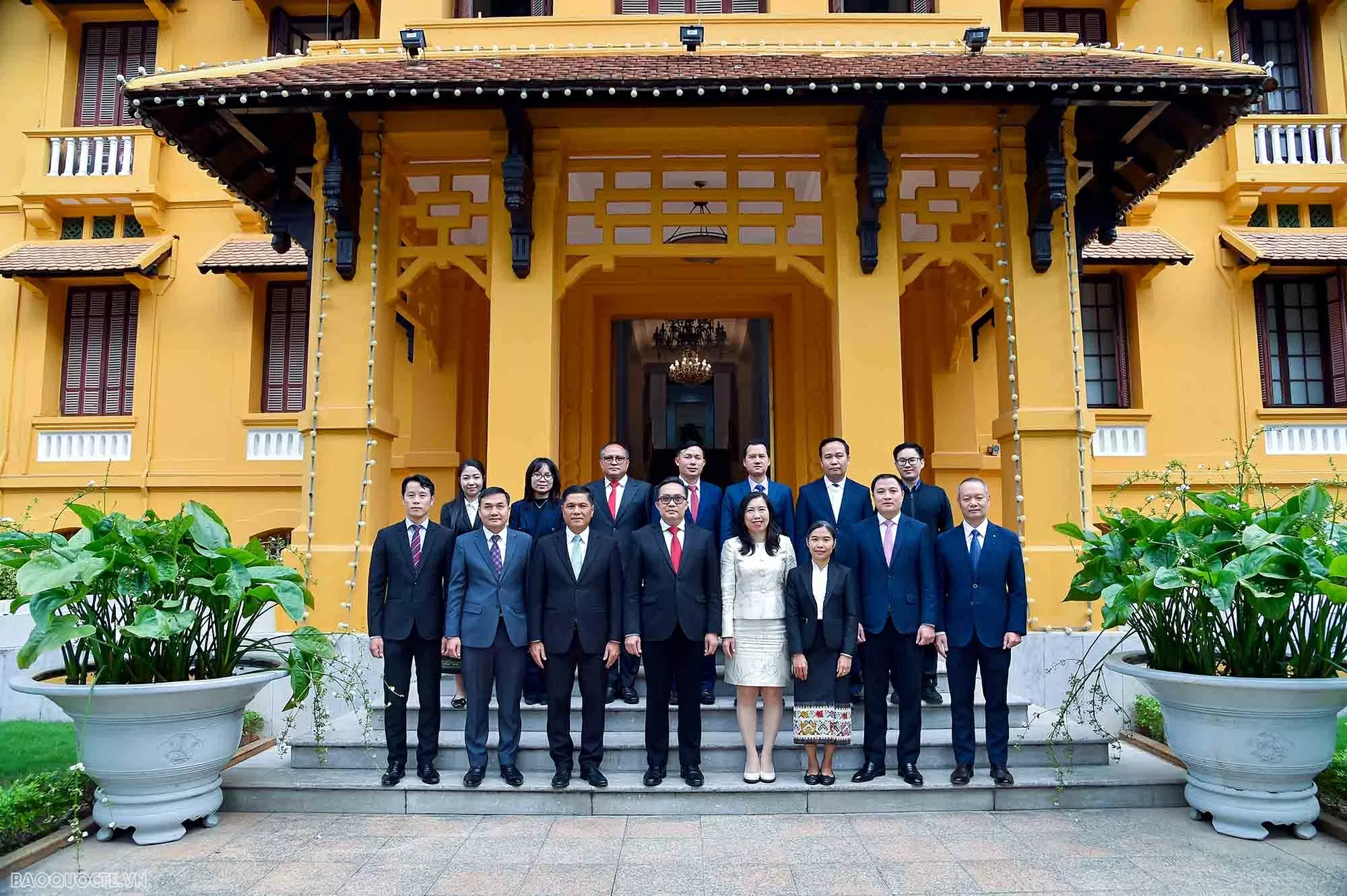Thứ trưởng Ngoại giao Lê Thị Thu Hằng tiếp đoàn Vụ Báo chí, Bộ Ngoại giao Lào