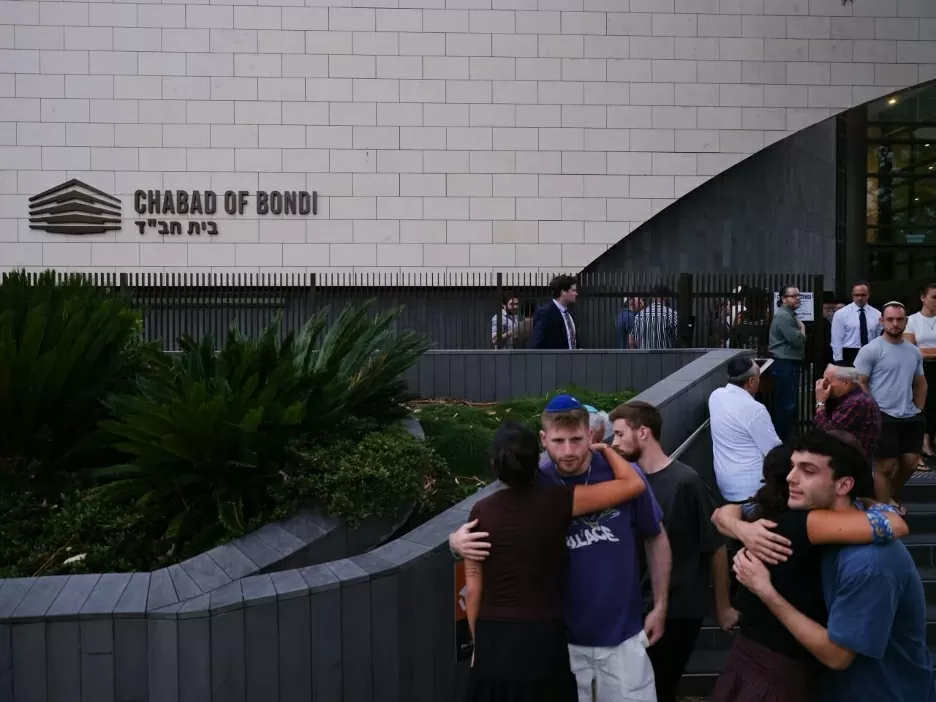 Toàn cảnh trung tâm cộng đồng Do Thái Chabad of Bondi tại bãi biển Bondi khi các thành viên cộng đồng Do Thái rời khỏi tòa nhà ở Sydney, Úc vào ngày 15/12. (Nguồn: Getty Images)