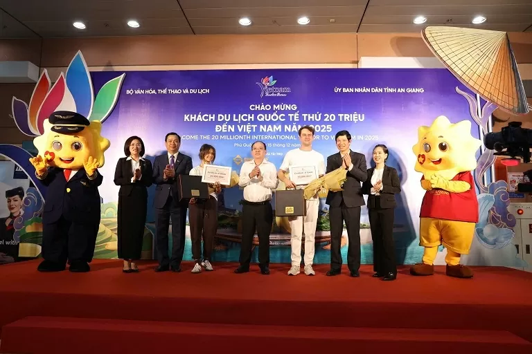 Du lịch Việt Nam đón vị khách quốc tế thứ 20 triệu Du lịch Việt Nam đón vị khách quốc tế thứ 20 triệu