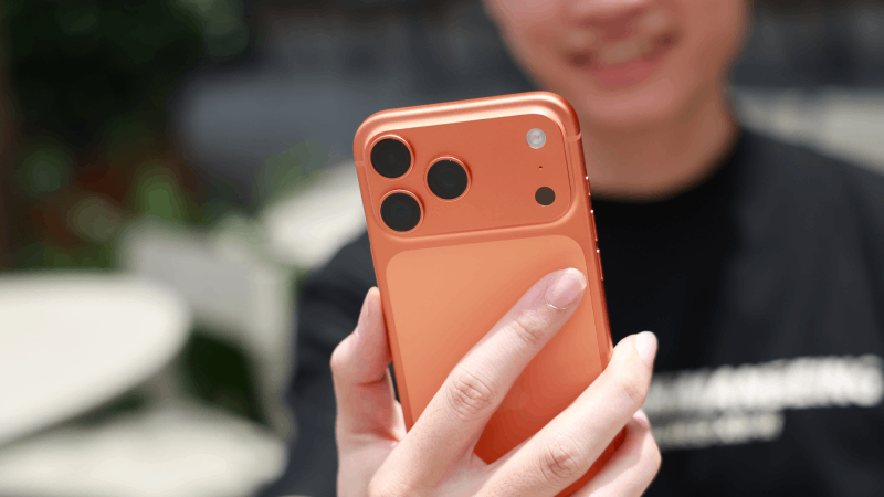 Tính năng iPhone cảnh báo khi dùng quá gần là gì?