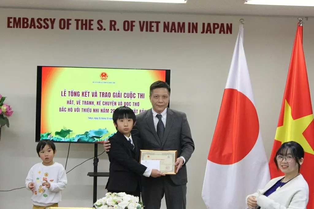 Trao giải cuộc thi 'Kể chuyện, vẽ tranh, hát và đọc thơ về Bác Hồ với thiếu nhi' năm 2025 tại Nhật Bản Trao giải cuộc thi 'Kể chuyện, vẽ tranh, hát và đọc thơ về Bác Hồ với thiếu nhi' năm 2025 tại Nhật Bản