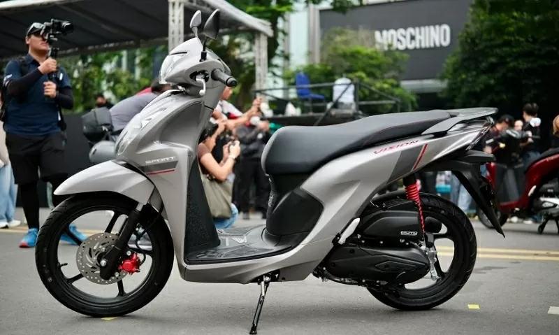 Do chỉ là bản nâng cấp nhẹ về mặt ngoại hình, giá xe Honda Vision 2026 được giữ nguyên so với thế hệ trước. Do chỉ là bản nâng cấp nhẹ về mặt ngoại hình, giá xe Honda Vision 2026 được giữ nguyên so với thế hệ trước.