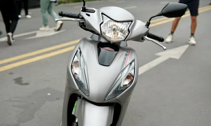 Phiên bản Thể thao được Honda bổ sung tùy chọn màu bạc nhám mới, kết hợp tay dắt sau sơn đen và bộ tem đồng màu.