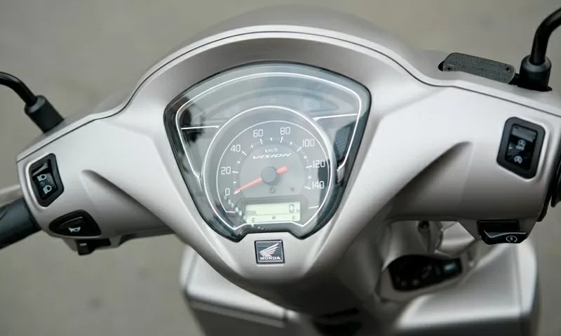 Cụm đồng hồ kết hợp giữa dạng analog truyền thống và màn hình LCD giúp người lái dễ dàng theo dõi những thông số vận hành. Cụm đồng hồ kết hợp giữa dạng analog truyền thống và màn hình LCD giúp người lái dễ dàng theo dõi những thông số vận hành.