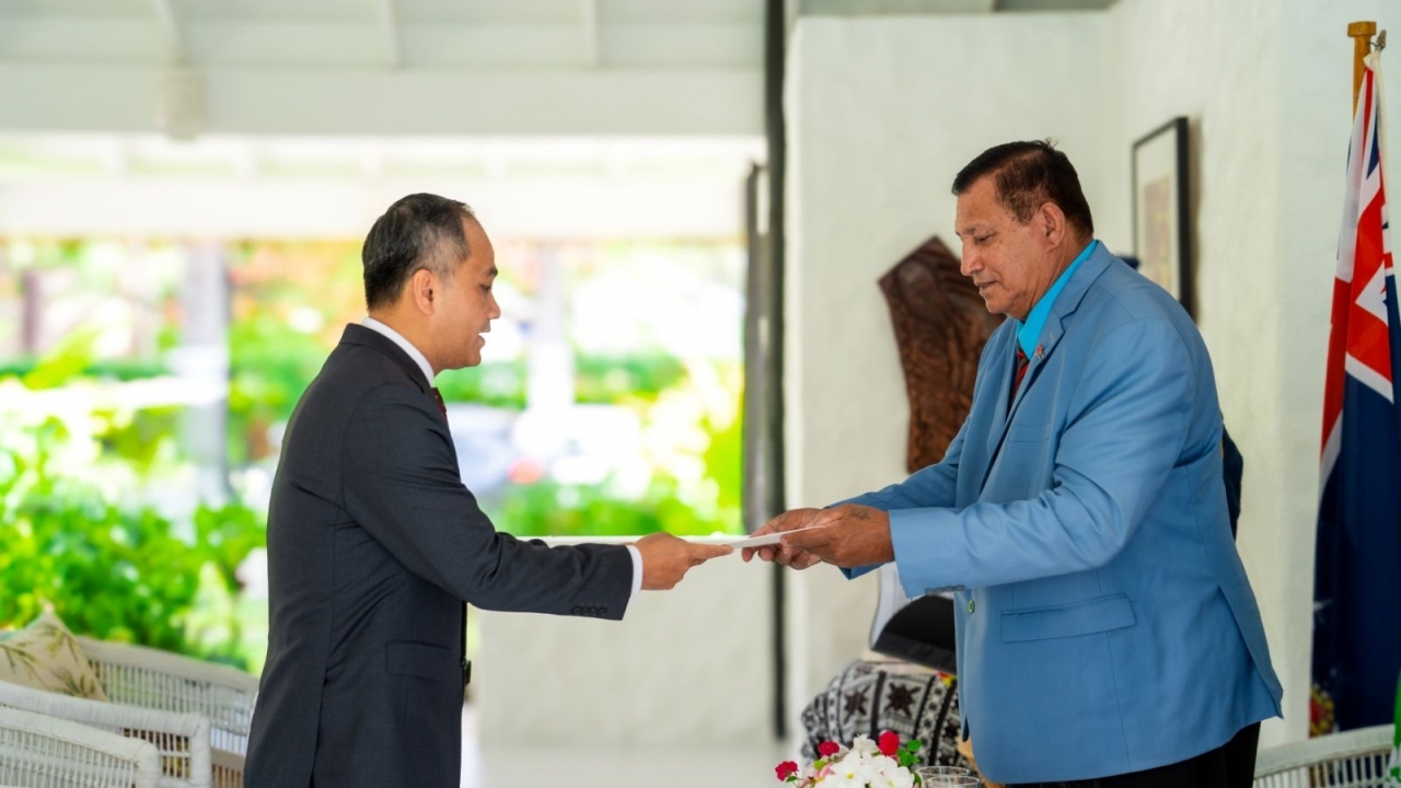 Đại sứ Phan Minh Giang trình Thư ủy nhiệm lên Đại diện Nhà vua Anh Charles III tại Quần đảo Cook